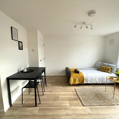 Central, Bright & Spacious Apartment - Parking Included บอร์นมัธ ภายนอก รูปภาพ