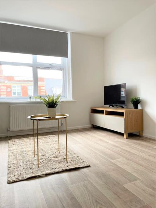 Central, Bright & Spacious Apartment - Parking Included บอร์นมัธ ภายนอก รูปภาพ