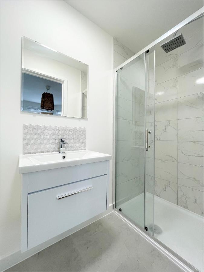Central, Bright & Spacious Apartment - Parking Included บอร์นมัธ ภายนอก รูปภาพ
