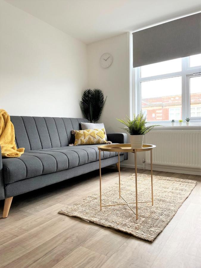 Central, Bright & Spacious Apartment - Parking Included บอร์นมัธ ภายนอก รูปภาพ