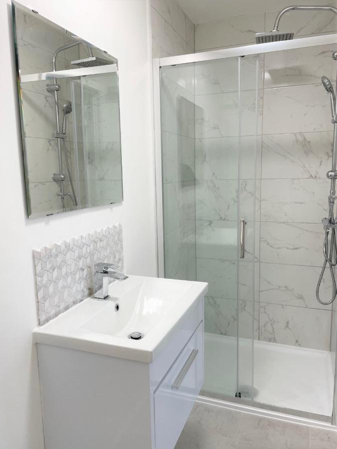 Central, Bright & Spacious Apartment - Parking Included บอร์นมัธ ภายนอก รูปภาพ