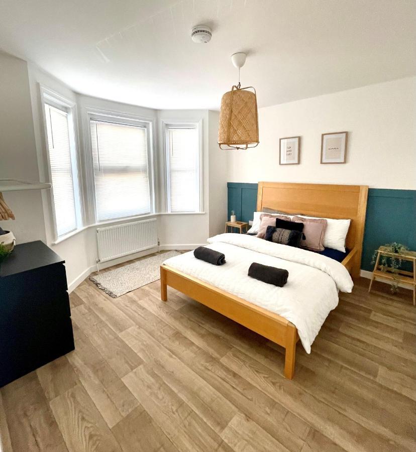 Central, Bright & Spacious Apartment - Parking Included บอร์นมัธ ภายนอก รูปภาพ